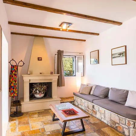 Willa Cassandra Fiskardo By *