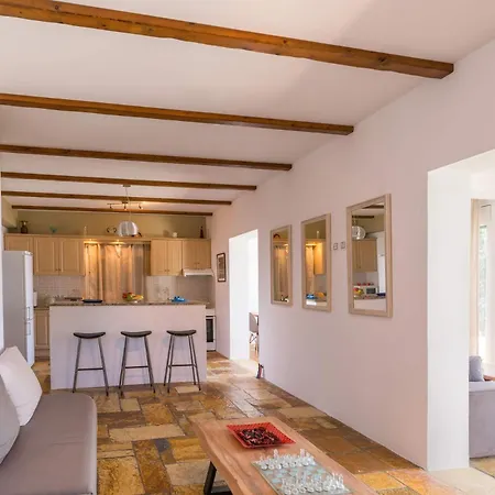 Willa Cassandra Fiskardo By